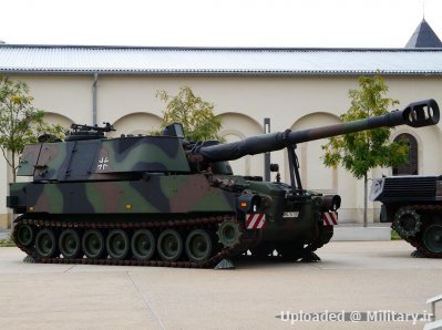 normal_M109_howitzer_Dresden.JPG